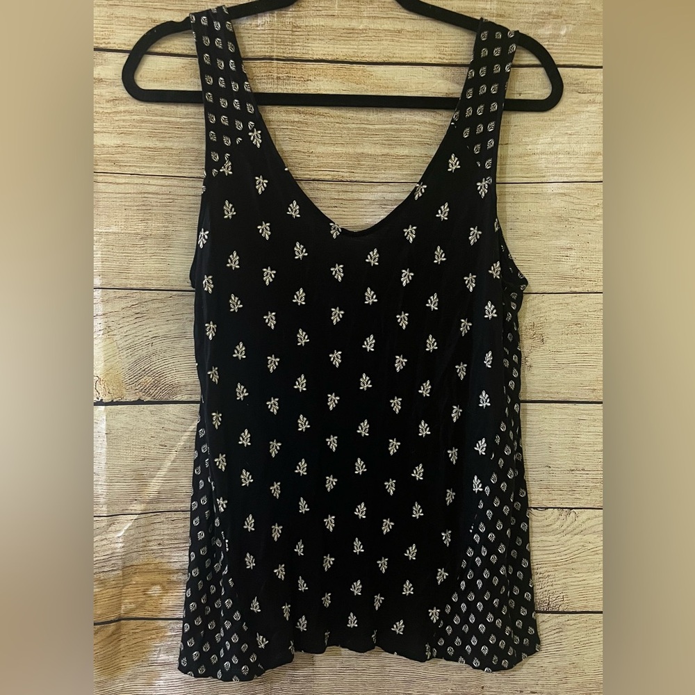 🤎3/$10 Old Navy Black and White Floral Tank Top Size Medium - Picture 2 of 7